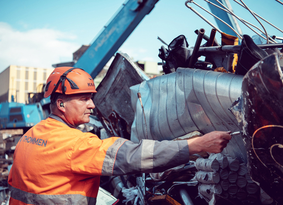 Mitarbeiter macht den Magnettest auf dem Platz