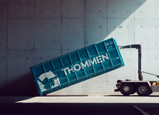 Thommenlogo Container wird gehoben
