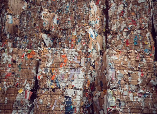 Papier und Karton gestapelt