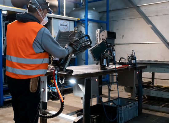 Mitarbeiter bearbeitet das Klimagerät 