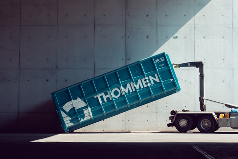Thommenlogo Container wird gehoben