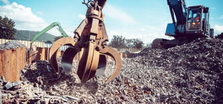 Greifkran greift nach Schrott Platz