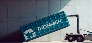 Thommenlogo Container wird gehoben