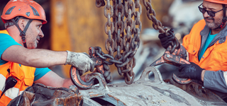 Alteisen wird an Kran befestigt