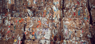 Papier und Karton gestapelt